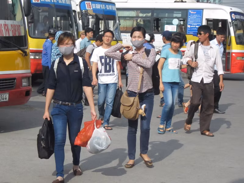 Gần trưa số lượng sĩ tử đổ về các bên xe ngày càng đông