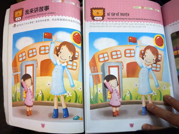 Bản gốc trái và bản chuyển ngữ phải vẫn treo cờ Trung Quốc