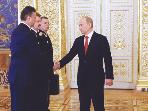 Tổng thống Putin (giữa) chào Tổng thống mãn nhiệm Medvedev và các tướng lĩnh Nga trước lễ nhậm chức ngày 7-5 Ảnh: Ria-Novosti