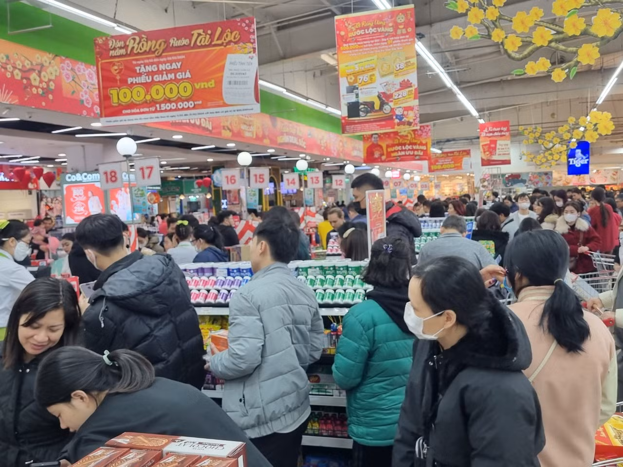 Người dân Hà Nội chờ thanh toán tại siêu thị Big C ngày 29 Tết (ảnh: Ngọc Mai). Người dân Hà Nội chờ thanh toán tại siêu thị Big C ngày 29 Tết (ảnh: Ngọc Mai).