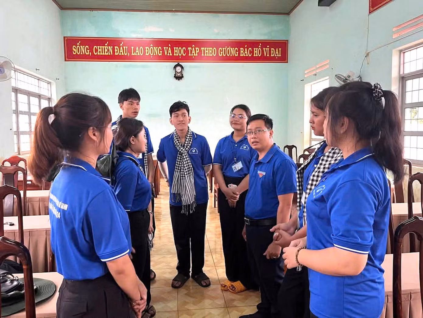 Anh Thủy (thứ 3 phải qua) cùng các sinh viên tình nguyện về vùng sâu xa của tỉnh Đắk Lắk tổ chức các hoạt động trong chiến dịch hè.