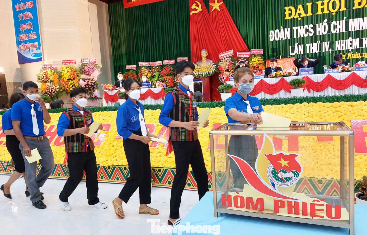 Đoàn viên thanh niên bỏ phiếu tại đại hội