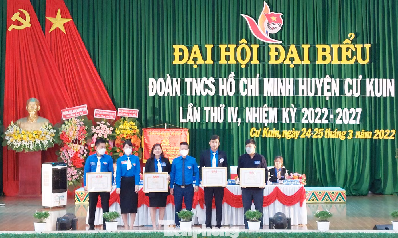 Các cá nhân, tập thể xuất sắc nhận bằng khen của Tỉnh đoàn