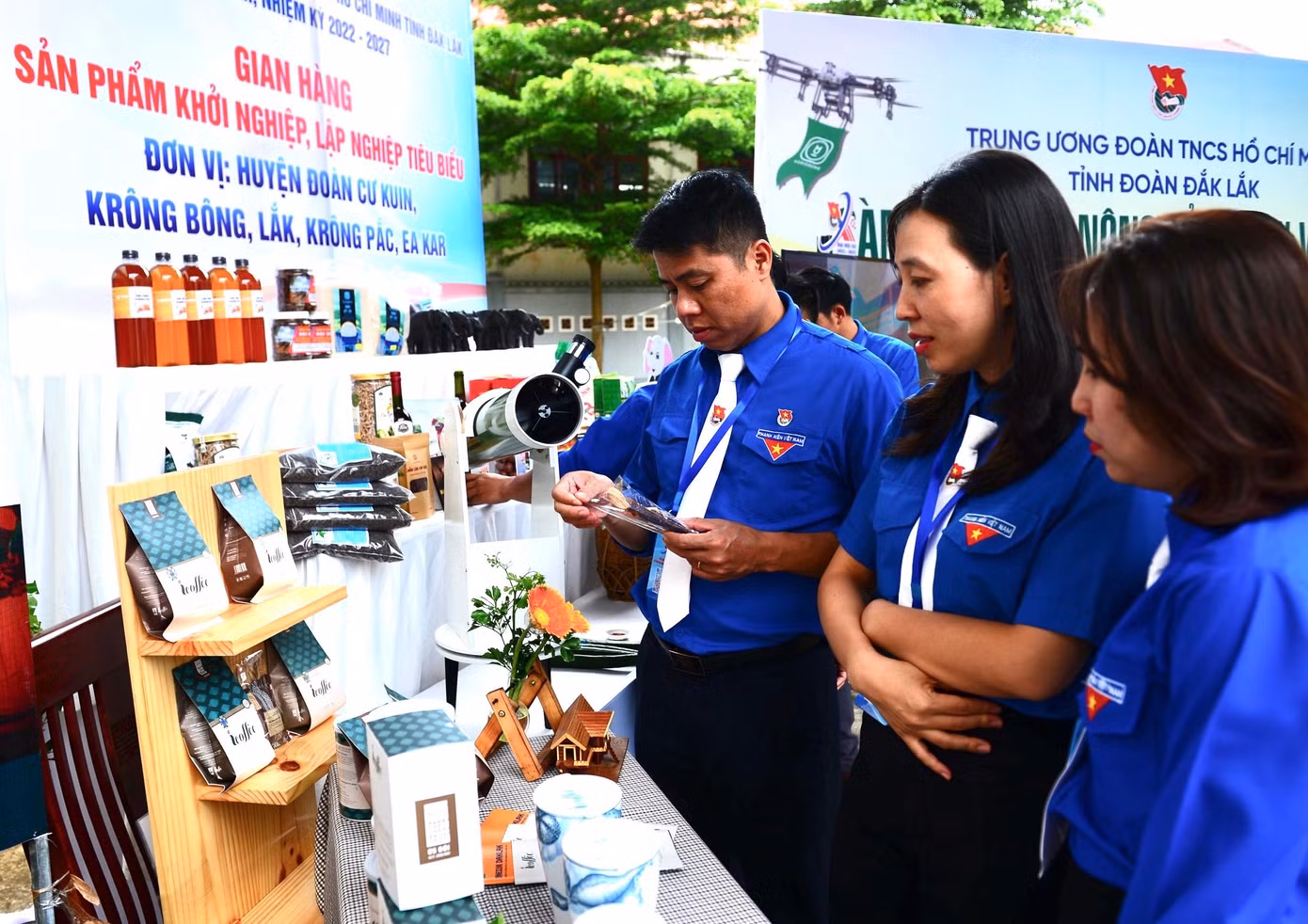 Đại biểu tham quan các gian hàng khởi nghiệp