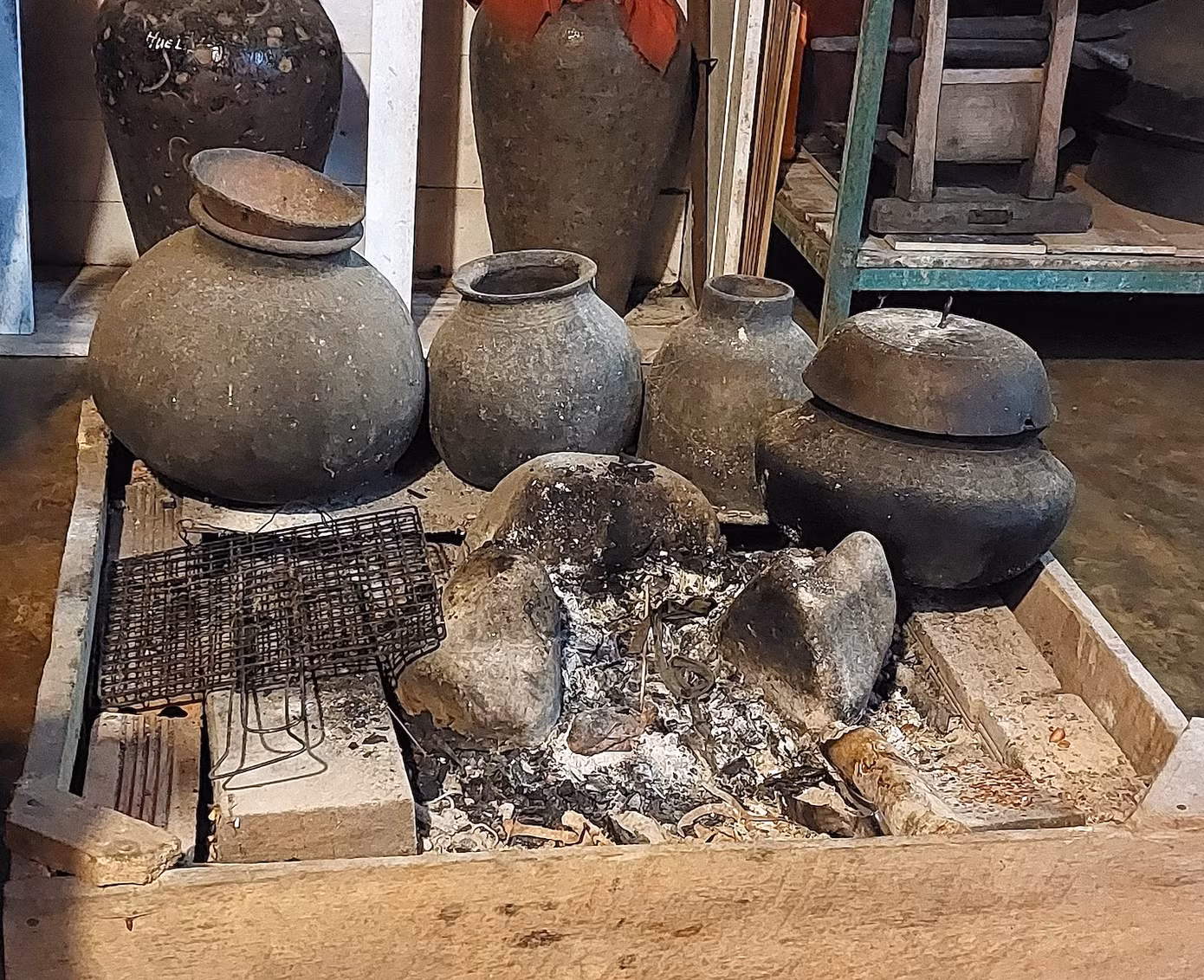 Bếp lửa được bài trí ngay dưới nền nhà. Khách đến tham quan có thể nhóm lửa quây quần thưởng thức cà phê.
