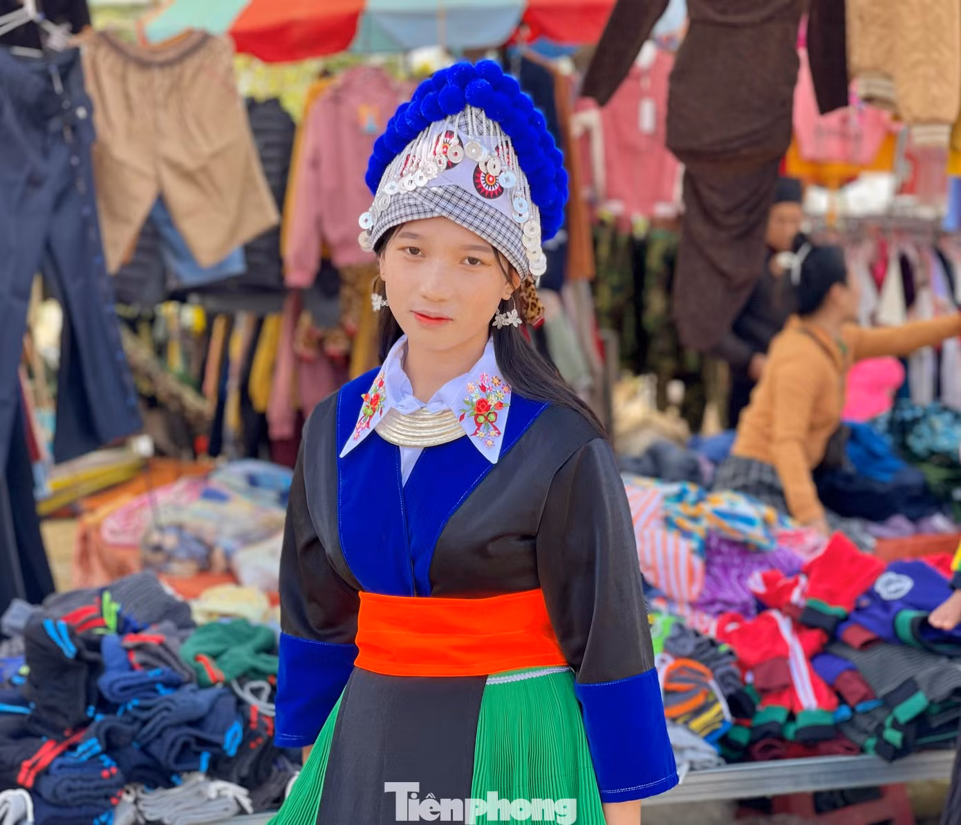 Thiếu nữ H’Mông khoe vẻ đẹp trong trang phục truyền thống tại chợ phiên
