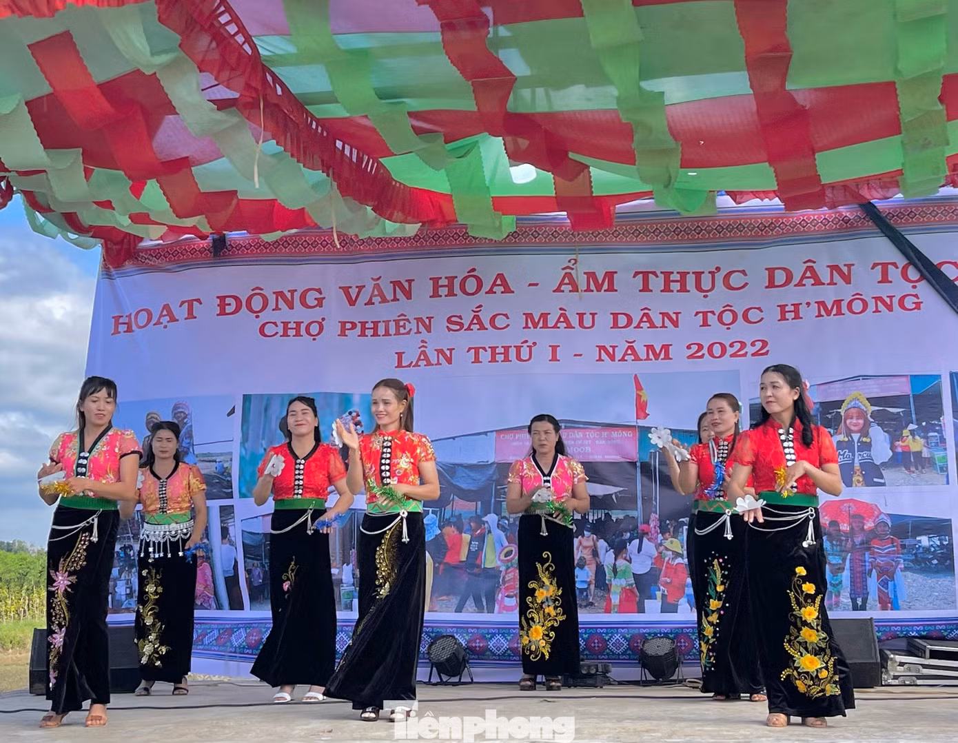 Tiết mục giao lưu văn nghệ giữa các dân tộc tại chợ phiên