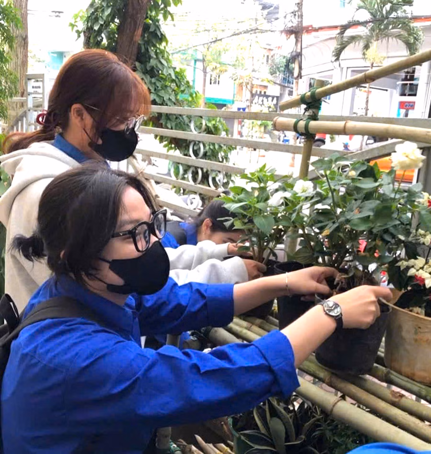 Góp phần làm đẹp cảnh quan và nâng cao ý thức bảo vệ môi trường, Đoàn phường Thành Công tổ chức thực hiện công trình Thanh niên - Vườn hoa Thanh niên. Đoàn viên, thanh niên cải tạo khu vực, thu gom rác thải, trồng mới nhiều loại hoa, cây xanh.