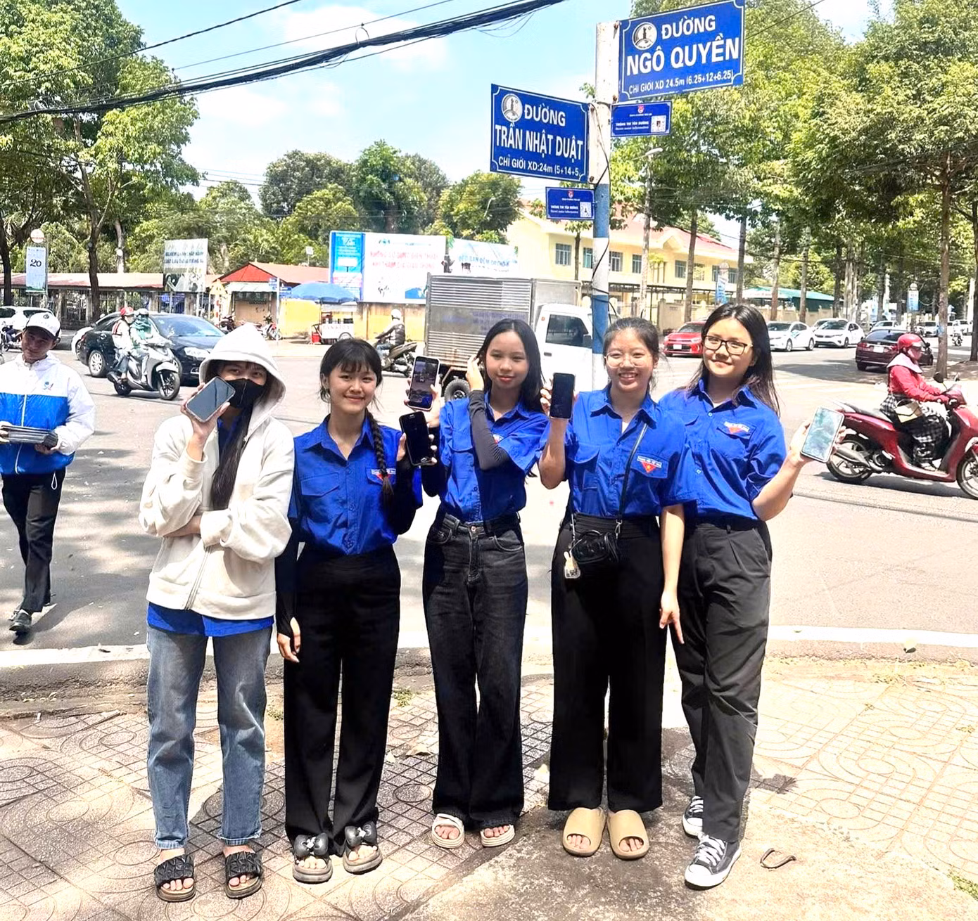 Nhằm góp phần tô điểm cảnh quan và mang lại những giá trị lịch sử, truyền thống đến với du khách và nhân dân, Đoàn phường Tân Lợi (TP Buôn Ma Thuột) phối hợp với Đoàn - Hội Sinh viên trường Đại học Tây Nguyên triển khai mô hình công trình thanh niên “Quét mã QR - Hiểu ngay tuyến phố”. Công trình được triển khai trên 10 tuyến phố trung tâm trên địa bàn với 30 bảng QR bao gồm tiểu sử của các danh nhân lịch sử. Góp phần tô điểm cảnh quan và mang lại những giá trị lịch sử, truyền thống đến với du khách và nhân dân.