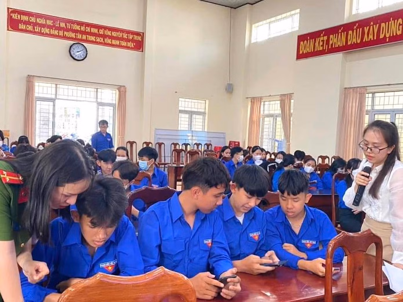 Toàn tỉnh đã thành lập 218 đội hình “Bình dân học vụ số” với 246 hoạt động tập huấn, phổ cập kỹ năng số cho trên 12.000 người dân.