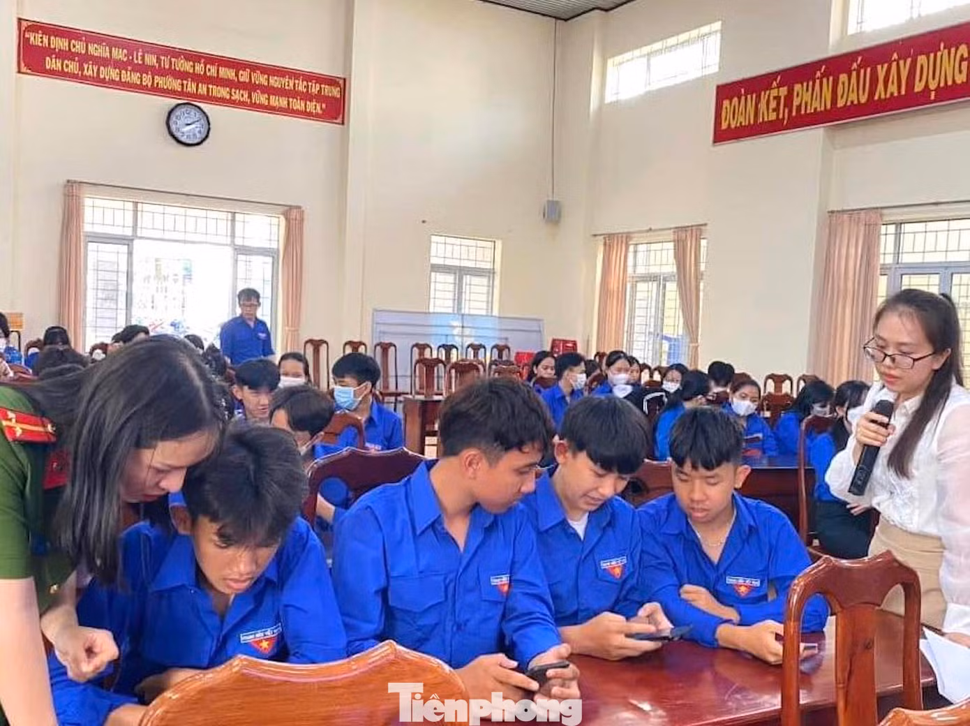 Toàn tỉnh đã thành lập 218 đội hình “Bình dân học vụ số” với 246 hoạt động tập huấn, phổ cập kỹ năng số cho trên 12.000 người dân.