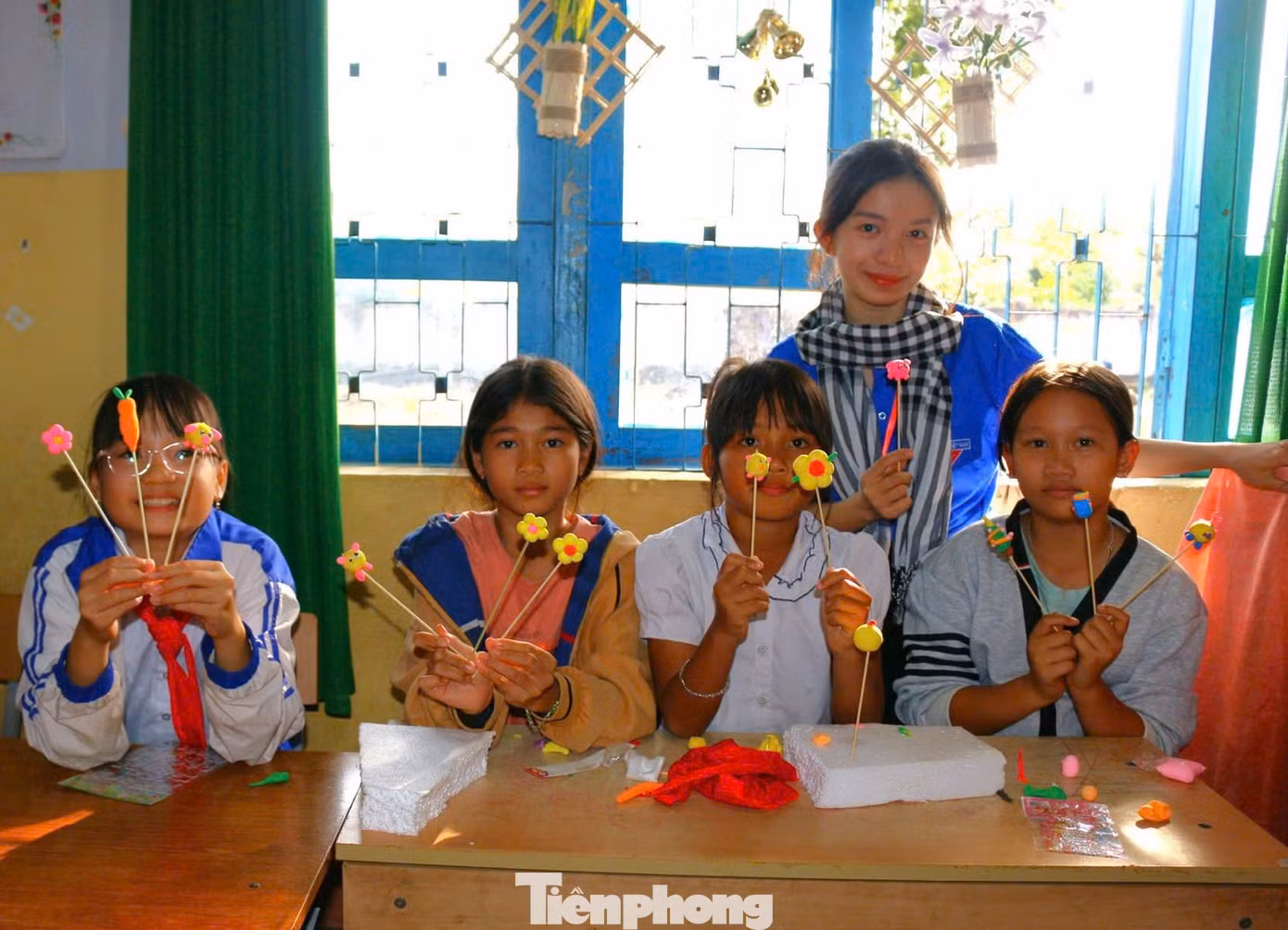 Tại lớp học “Nghệ nhân tò he nhí”, các em nhỏ có cơ hội được trải nghiệm nghề làm tò he. Từ những cục bột đầy màu sắc, các bạn đã khéo léo biến chúng thành những sản phẩm dễ thương.