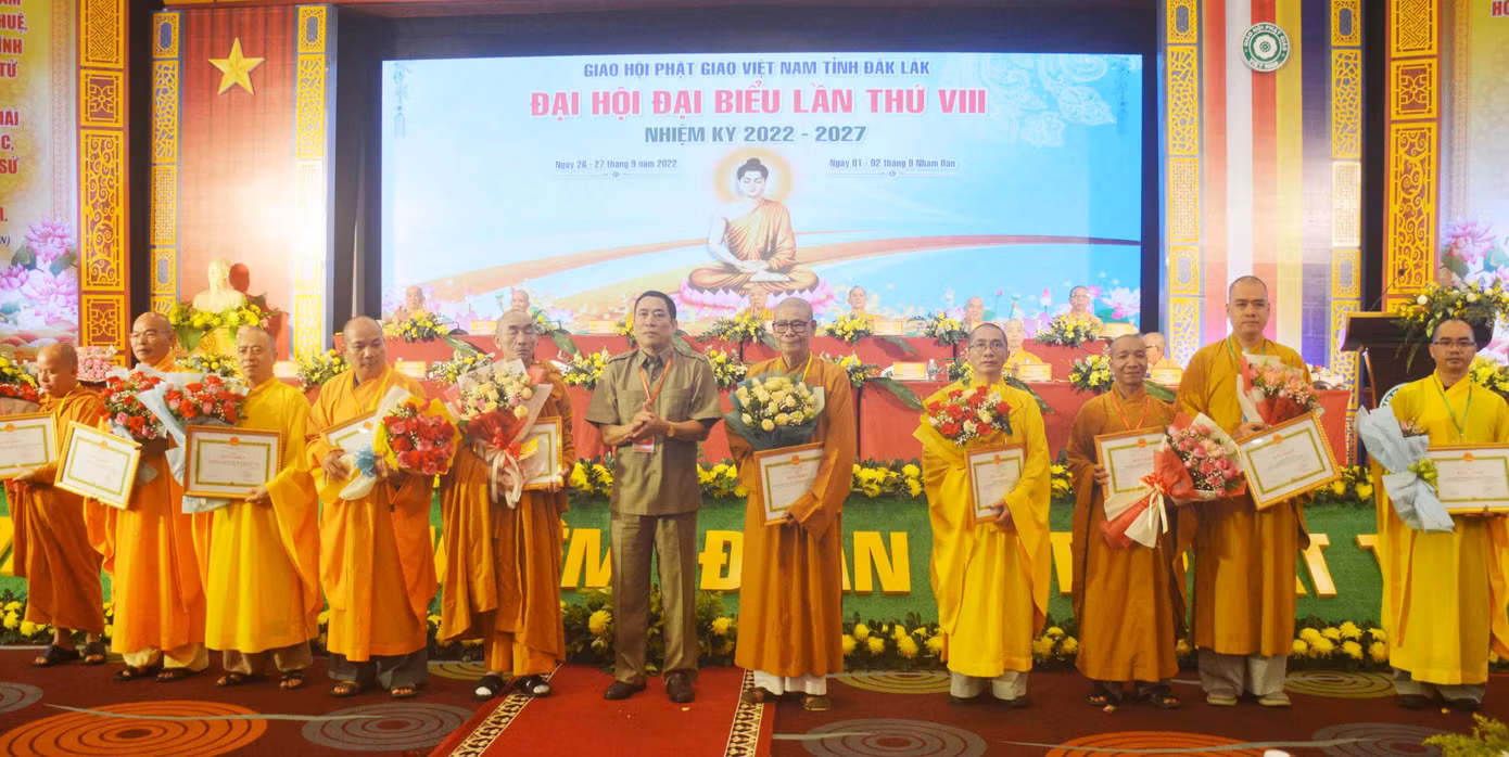 Cá nhân, tập thể nhận bằng khen của Chủ tịch UBND tỉnh Cá nhân, tập thể nhận bằng khen của Chủ tịch UBND tỉnh