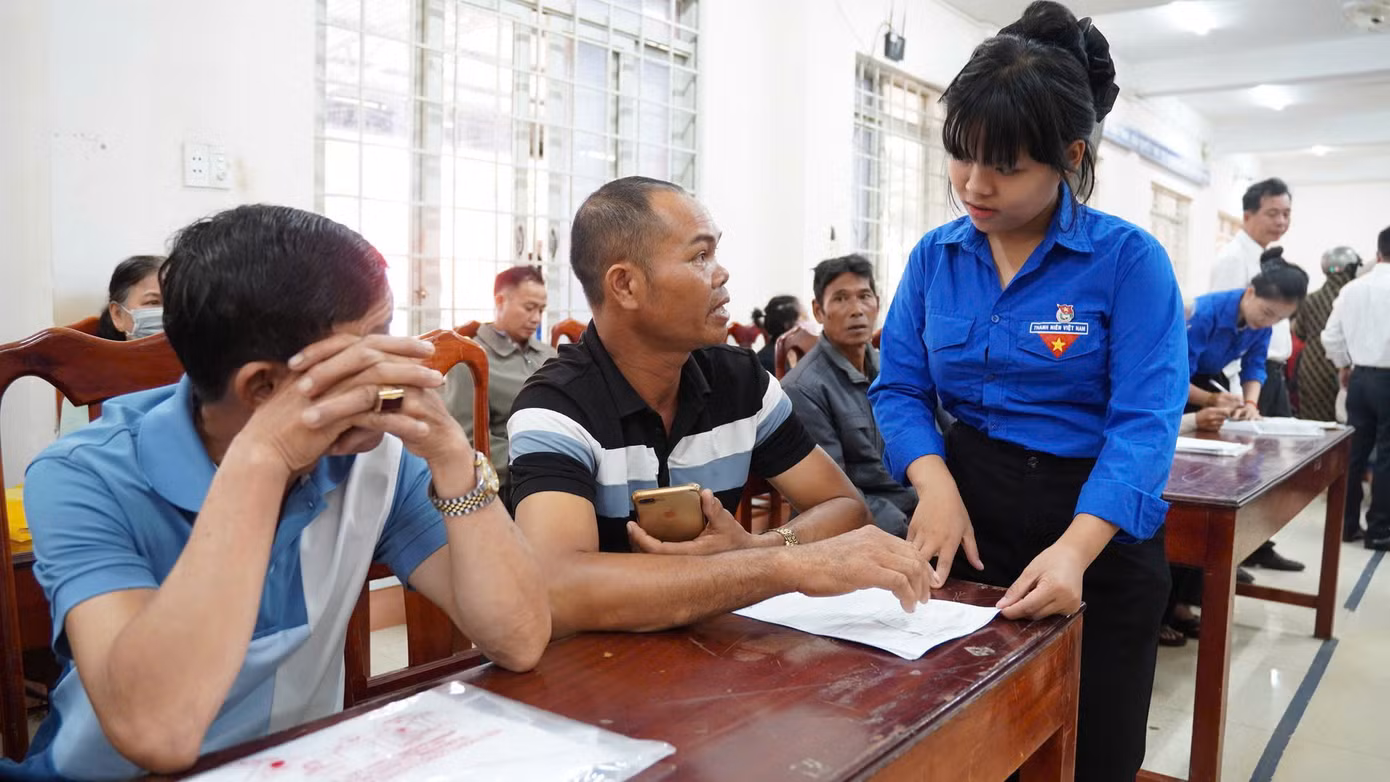 Đội thanh niên tình nguyện xã Krông Pắc hỗ trợ người dân tiếp cận các tiện ích của chính quyền điện tử.