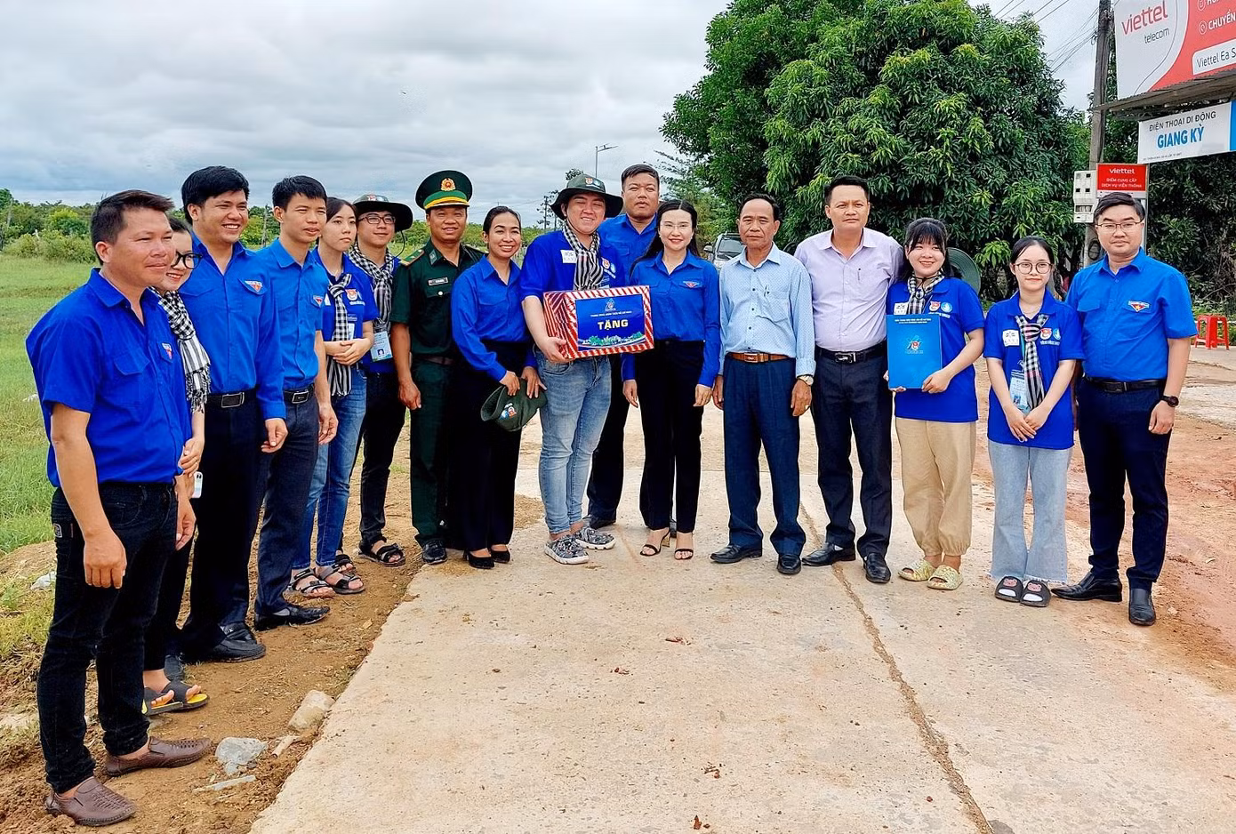 Đoàn công tác tặng quà cho đội hình tình nguyện tại xã Ia Lốp