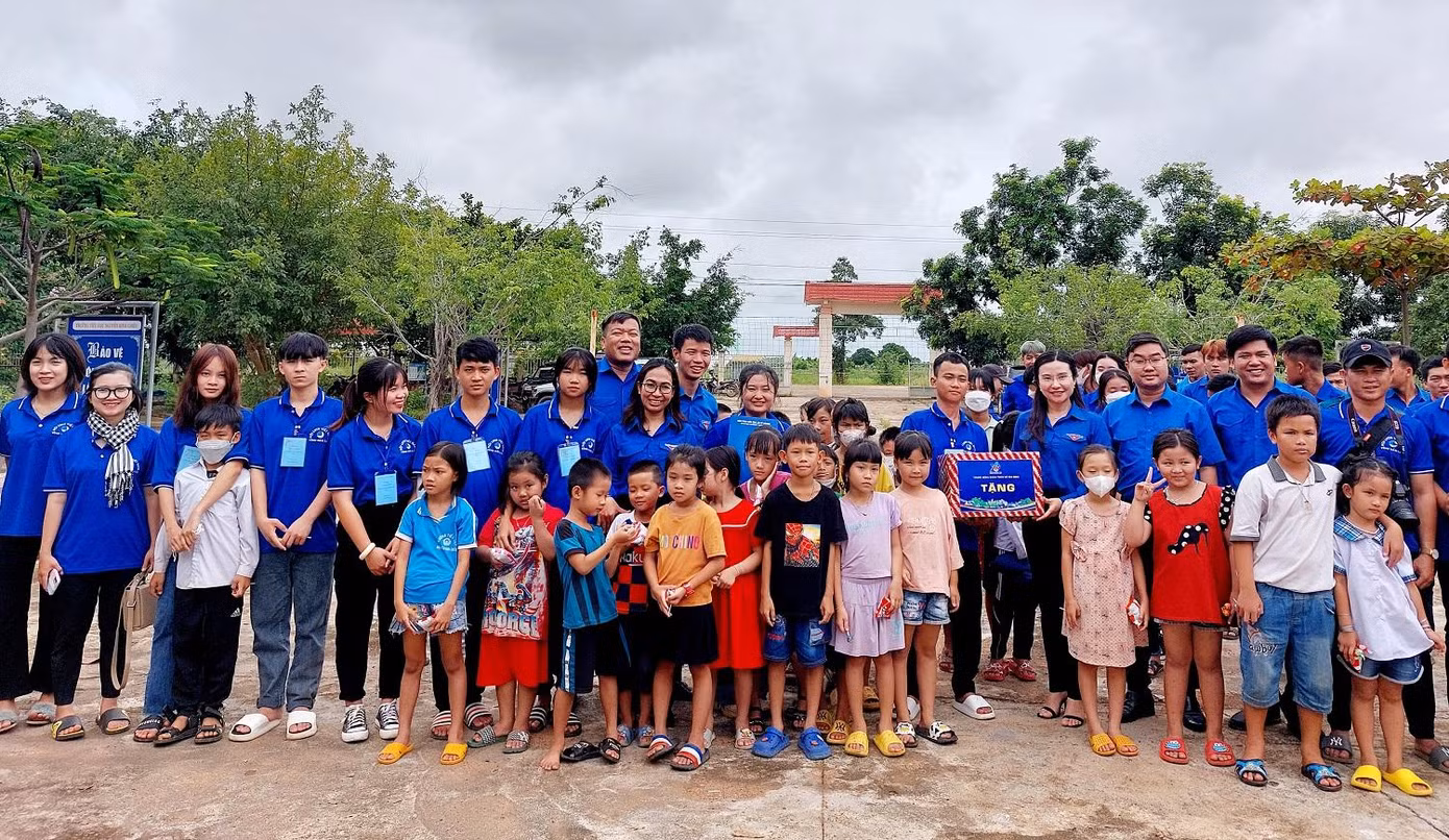 Đoàn công tác thăm tặng quà cho đội hình thanh niên tình nguyện xã Ia Rvê