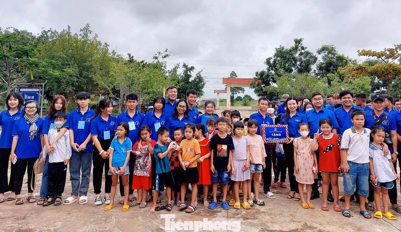 Đoàn công tác thăm tặng quà cho đội hình thanh niên tình nguyện xã Ia Rvê