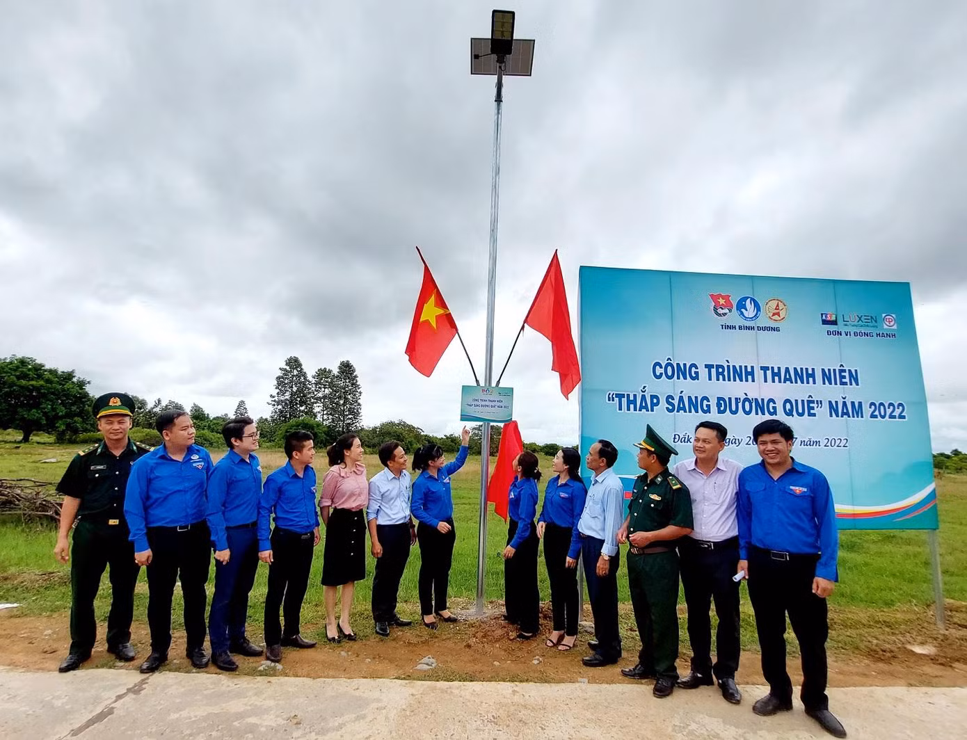 Đoàn tham gia khánh thành công trình thắp sáng đường quê