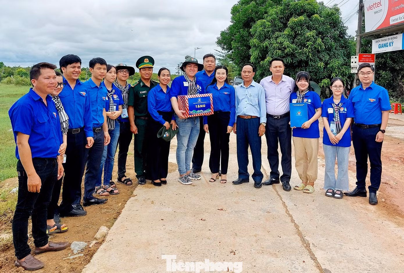Đoàn công tác tặng quà cho đội hình tình nguyện tại xã Ia Lốp