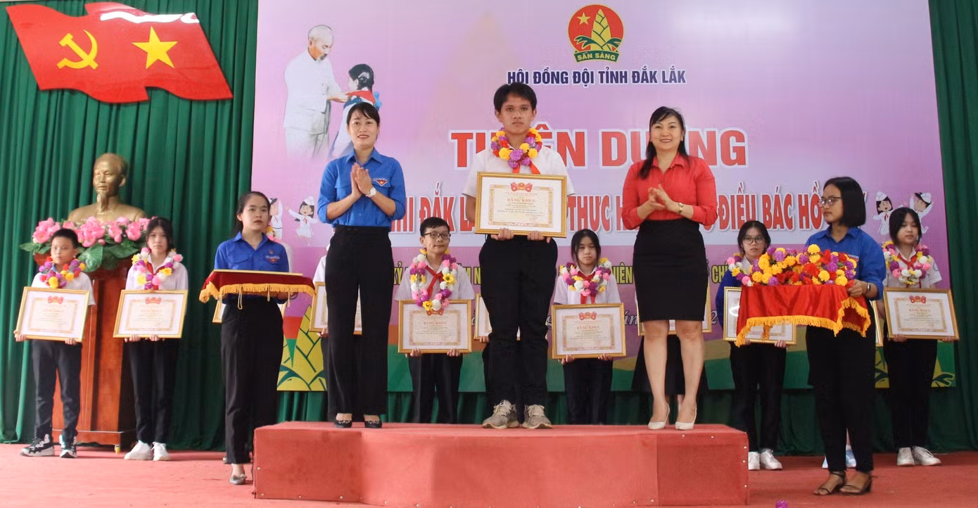 Đại diện lãnh đạo Tỉnh Đoàn tuyên dương thiếu nhi tiêu biểu Đại diện lãnh đạo Tỉnh Đoàn tuyên dương thiếu nhi tiêu biểu