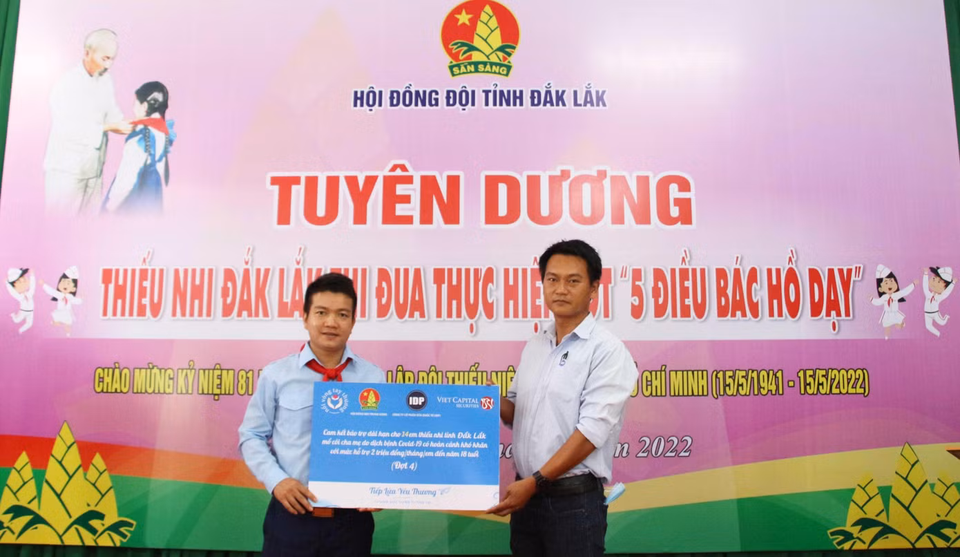 Đại diện nhà tài trợ (phải) trao bảng tượng trưng cho đại diện lãnh đạo Tỉnh Đoàn (trái) Đại diện nhà tài trợ (phải) trao bảng tượng trưng cho đại diện lãnh đạo Tỉnh Đoàn (trái)