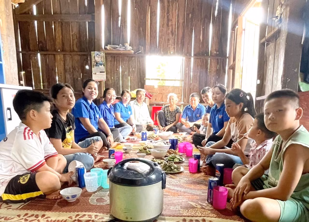 “Bữa cơm sum vầy - Ấm áp yêu thương" được đoàn viên, thanh niên trên địa bàn huyện Cư M'gar tổ chức tại gia đình cụ Nguyễn Xuân Thành. “Bữa cơm sum vầy - Ấm áp yêu thương" được đoàn viên, thanh niên trên địa bàn huyện Cư M'gar tổ chức tại gia đình cụ Nguyễn Xuân Thành.