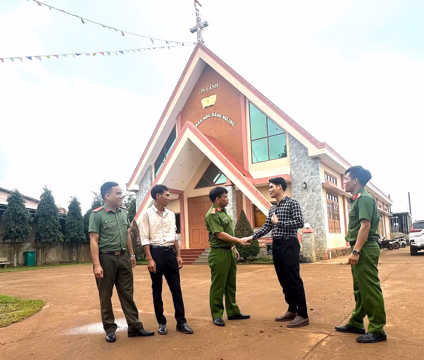 Cán bộ, chiến sĩ Công an xã Đắk Song về từng thôn, bon tháo gỡ vướng mắc, khó khăn. Cán bộ, chiến sĩ Công an xã Đắk Song về từng thôn, bon tháo gỡ vướng mắc, khó khăn.