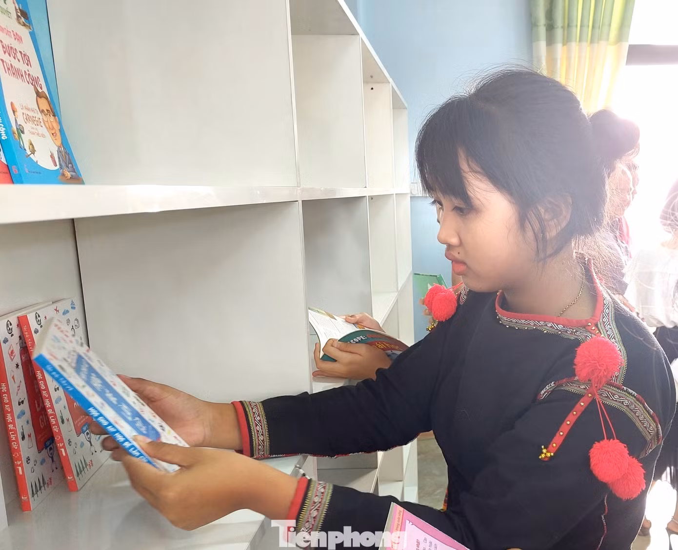 Trường phổ thông Dân tộc nội trú THCS Cư M’gar có trên 150 học sinh, với 13 dân tộc thiểu số, trong đó học sinh Êđê chiếm 70%. Trước đây, mỗi tuần trường đều có tiết đọc sách ở thư viện, nhưng đầu sách chưa đa dạng. Trường phổ thông Dân tộc nội trú THCS Cư M’gar có trên 150 học sinh, với 13 dân tộc thiểu số, trong đó học sinh Êđê chiếm 70%. Trước đây, mỗi tuần trường đều có tiết đọc sách ở thư viện, nhưng đầu sách chưa đa dạng.