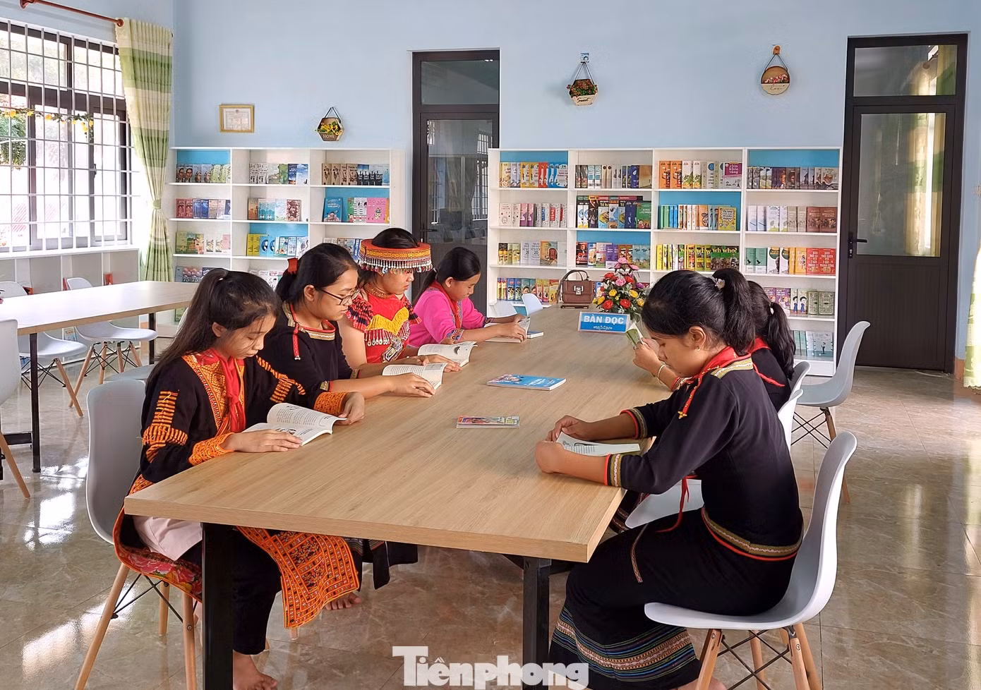 Thư viện thân thiện vừa được khánh thành và đưa vào sử dụng tại Trường phổ thông Dân tộc nội trú THCS Cư M’gar (huyện Cư M’gar) đã giúp học sinh dân tộc thiểu số có điều kiện nâng cao văn hóa đọc. Thư viện thân thiện vừa được khánh thành và đưa vào sử dụng tại Trường phổ thông Dân tộc nội trú THCS Cư M’gar (huyện Cư M’gar) đã giúp học sinh dân tộc thiểu số có điều kiện nâng cao văn hóa đọc.