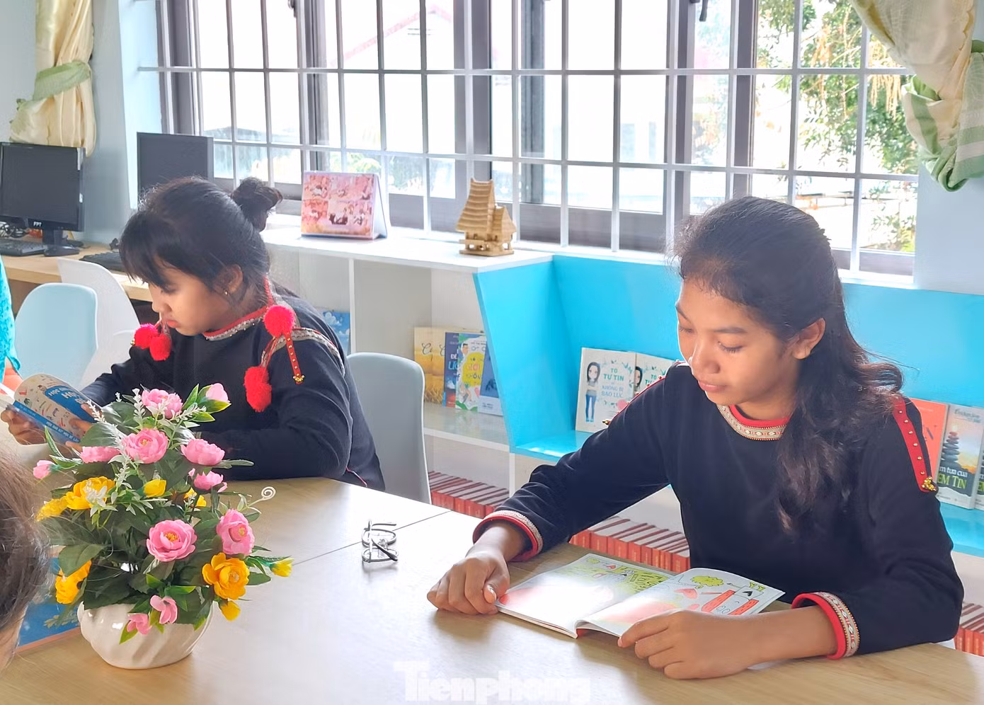 Em H Quỳnh Kbuôr (lớp 7A) thích thú chia sẻ: “Có thư viện mới, em và các bạn rất vui. Thư viện được bố trí hài hòa, khi đọc sách thoải mái và hứng thú. Mọi người được thỏa sức đọc những cuốn sách, truyện yêu thích”. Em H Quỳnh Kbuôr (lớp 7A) thích thú chia sẻ: “Có thư viện mới, em và các bạn rất vui. Thư viện được bố trí hài hòa, khi đọc sách thoải mái và hứng thú. Mọi người được thỏa sức đọc những cuốn sách, truyện yêu thích”.