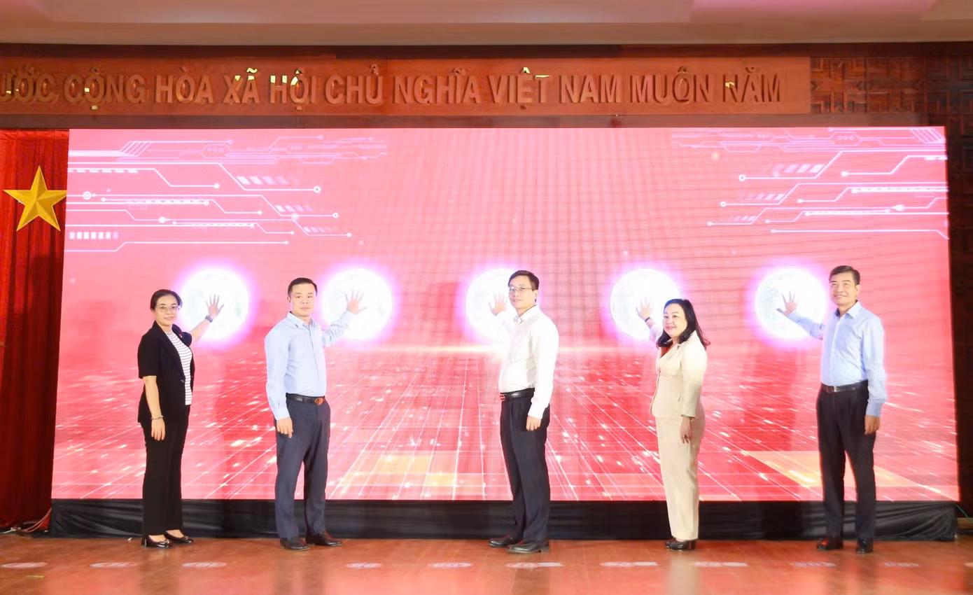 Các đại biểu thực hiện nghi thức công bố các ứng dụng số phục vụ chính quyền địa phương 2 cấp của tỉnh Đắk Lắk.