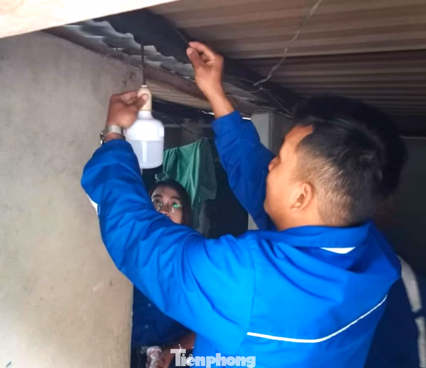 Đoàn thanh niên lắp bóng điện mới cho các hộ gia đình khó khăn Đoàn thanh niên lắp bóng điện mới cho các hộ gia đình khó khăn