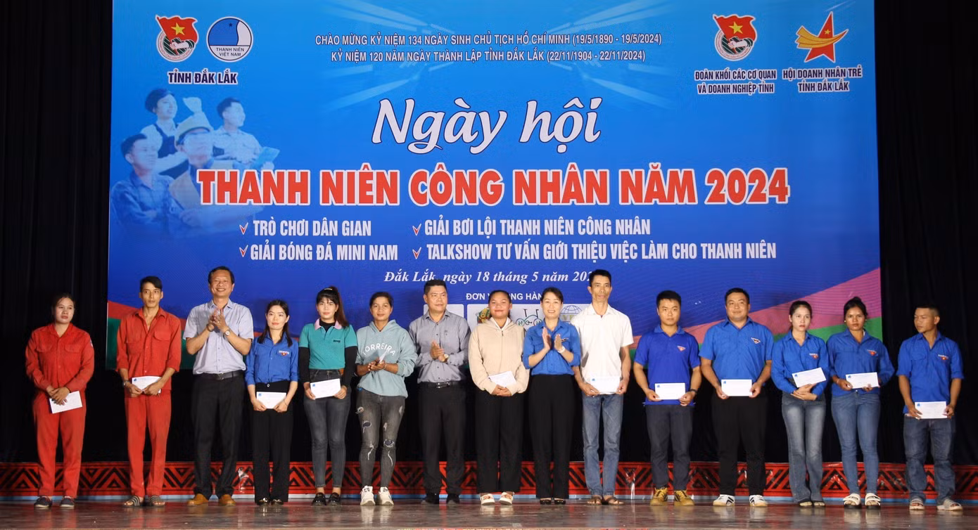 Thanh niên công nhân có hoàn cảnh khó khăn được ban tổ chức trao tặng quà. Thanh niên công nhân có hoàn cảnh khó khăn được ban tổ chức trao tặng quà.