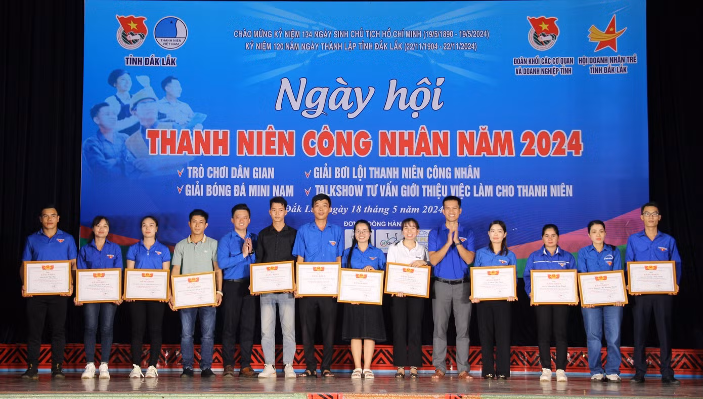 Ban tổ chức tặng Bằng khen cho tập thể và cá nhân tiêu biểu trong tham gia công tác Hội và phong trào thanh niên Ban tổ chức tặng Bằng khen cho tập thể và cá nhân tiêu biểu trong tham gia công tác Hội và phong trào thanh niên