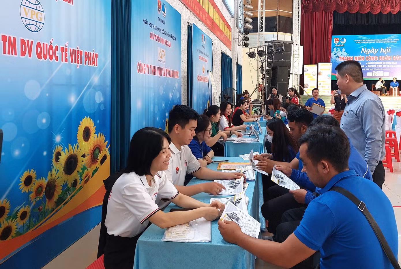 Các đoàn viên thanh niên được nhân viên các công ty tư vấn việc làm Các đoàn viên thanh niên được nhân viên các công ty tư vấn việc làm