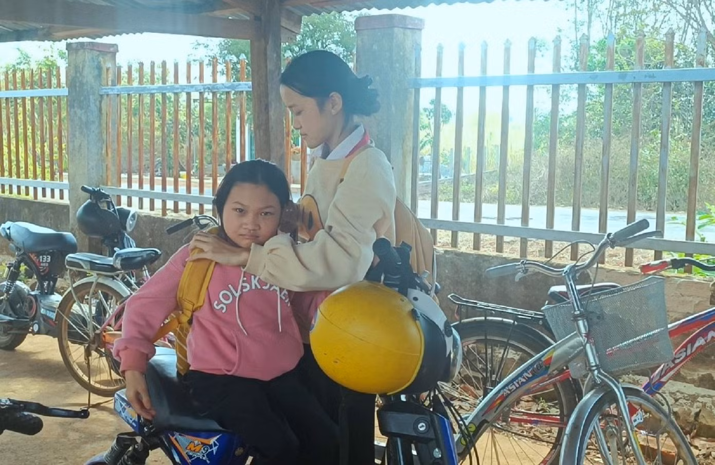 Mới đây, liên đội trường THCS Ngô Mây đã tặng My một chiếc xe đạp điện để hai bạn thuận lợi đến trường Mới đây, liên đội trường THCS Ngô Mây đã tặng My một chiếc xe đạp điện để hai bạn thuận lợi đến trường