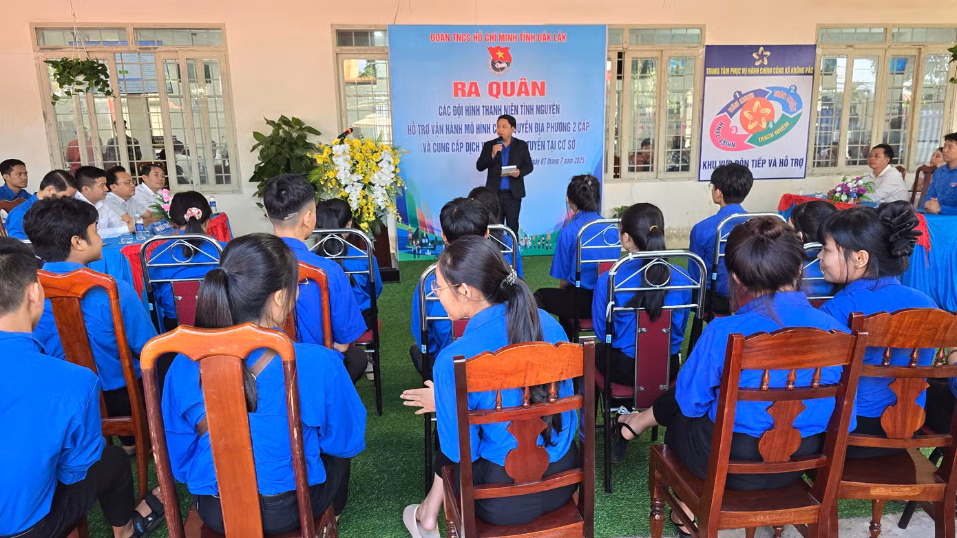 Sáng cùng ngày (7/7), tại Trung tâm Phục vụ Hành chính công xã Krông Pắc, Tỉnh Đoàn Đắk Lắk tổ chức ra quân đội hình thanh niên tình nguyện hỗ trợ vận hành mô hình chính quyền 2 cấp (cấp tỉnh, cấp xã) và cung cấp dịch vụ công trực tuyến tại cơ sở.