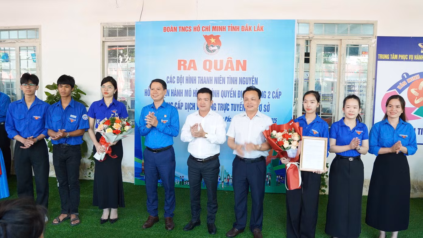 Dịp này, Thường trực Tỉnh Đoàn, lãnh đạo Đảng ủy xã Krông Pắc trao quyết định thành lập Đội Thanh niên tình nguyện hỗ trợ vận hành đơn vị hành chính xã Krông Pắc, gồm 30 thành viên; trao thư chúc mừng cho các công dân hoàn thành đăng ký các giấy tờ liên quan đến thủ tục hành chính.