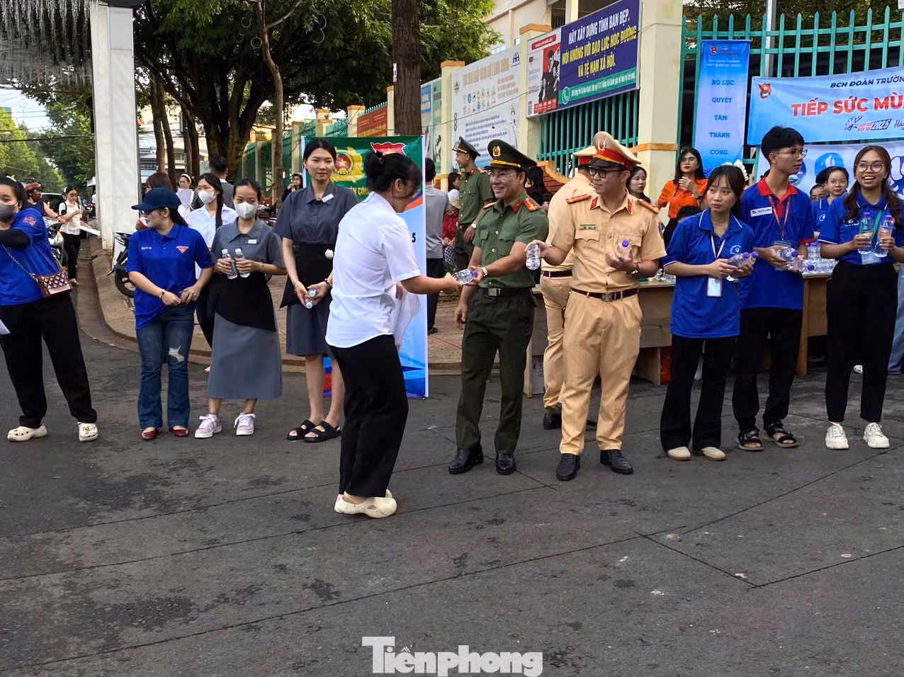 Các chiến sĩ công an sẽ hướng dẫn, tiếp nước, hỗ trợ thí sinh và người nhà; Sẵn sàng hỗ trợ phương tiện trong các tình huống phát sinh; phối hợp đảm bảo ANTT và ATGT khu vực thi. Các chiến sĩ công an sẽ hướng dẫn, tiếp nước, hỗ trợ thí sinh và người nhà; Sẵn sàng hỗ trợ phương tiện trong các tình huống phát sinh; phối hợp đảm bảo ANTT và ATGT khu vực thi.