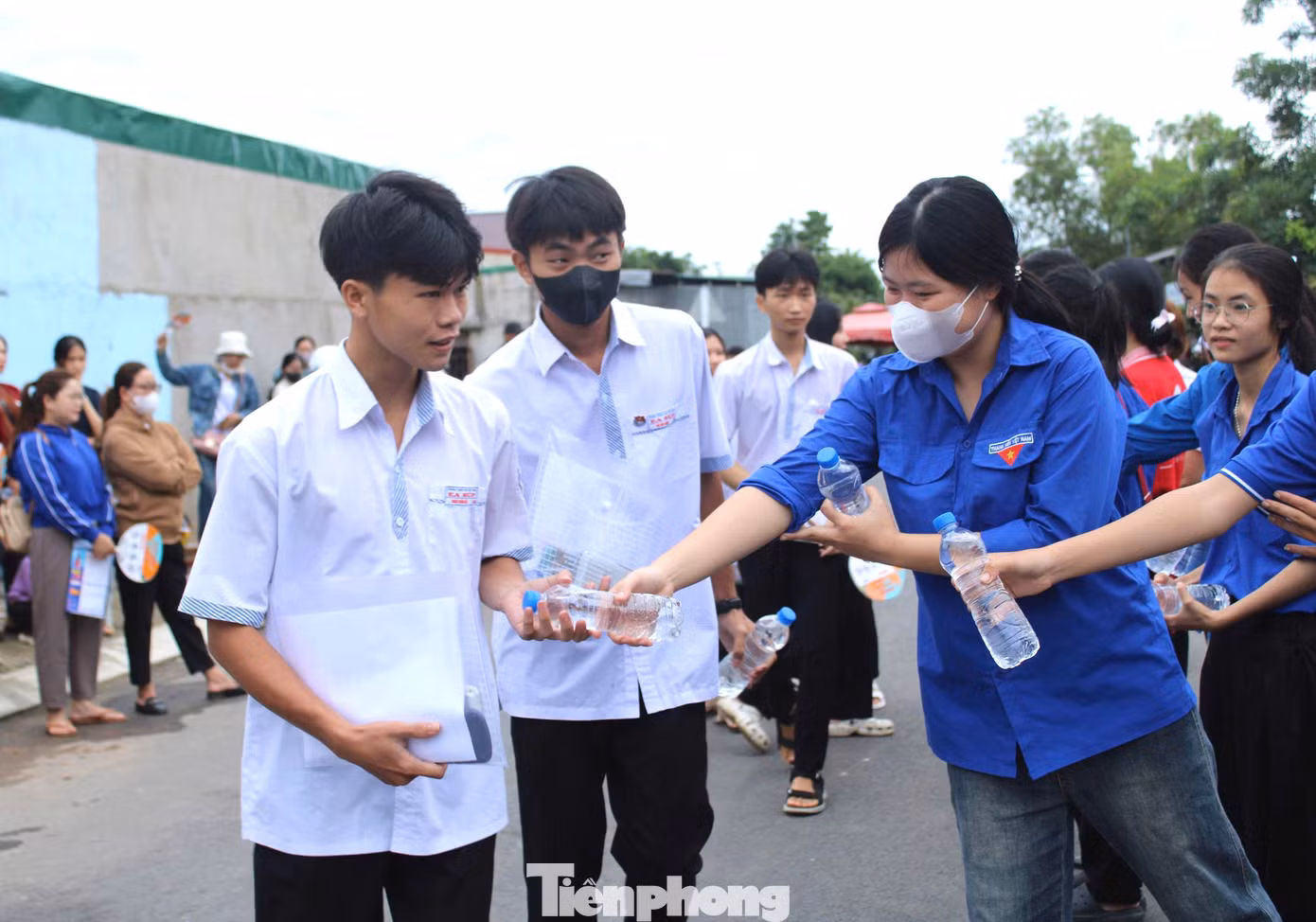 Năm nay, đội hình Tiếp sức mùa thi tỉnh Đắk Lắk được triển khai tại 33 điểm thi trên địa bàn tỉnh với trên 1.300 tình nguyện viên tham gia hỗ trợ thí sinh. Năm nay, đội hình Tiếp sức mùa thi tỉnh Đắk Lắk được triển khai tại 33 điểm thi trên địa bàn tỉnh với trên 1.300 tình nguyện viên tham gia hỗ trợ thí sinh.