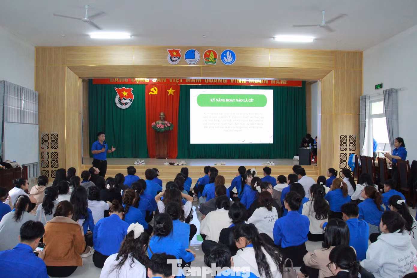 Trong chuyên đề “Lý thuyết và kỹ năng sinh hoạt tập thể”, giúp cán bộ đoàn, hội chủ chốt của mỗi đơn vị có cơ hội được trực tiếp rèn luyện và ứng dụng các kỹ năng xây dựng, tổ chức hoạt động, chương trình, phong trào sáng tạo.