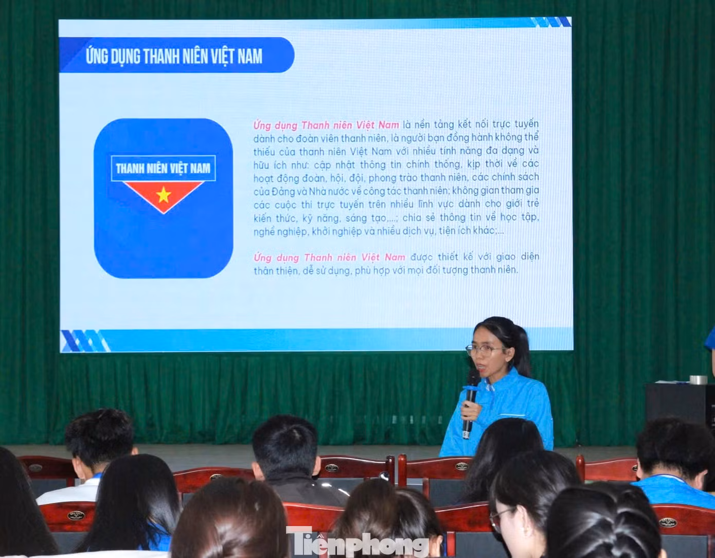 Với chuyên đề kỹ năng “Chuyển đổi số các hoạt động của Đoàn thanh niên - Hội Sinh viên Việt Nam”, chị H Mêriam Kbuôr - chuyên viên Ban Tổ chức Kiểm tra Tỉnh Đoàn đã chia sẻ một số cải tiến trong việc tổ chức các hoạt động của Đoàn - Hội bằng cách ứng dụng công nghệ kỹ thuật số cho các học viên.