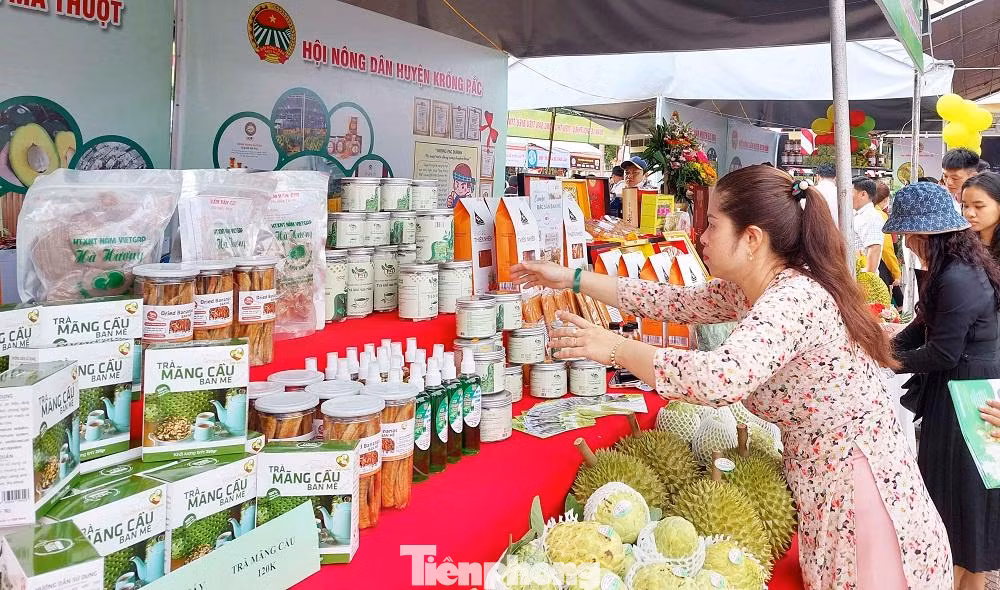 Có 60 gian hàng trưng bày, giới thiệu gần 200 mặt hàng nông sản tiêu biểu