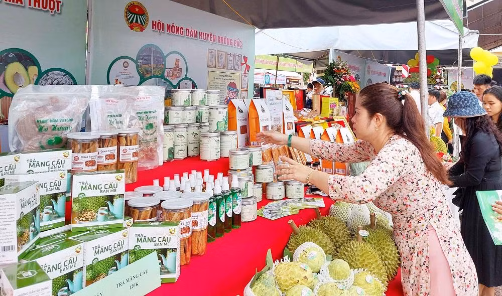 Có 60 gian hàng trưng bày, giới thiệu gần 200 mặt hàng nông sản tiêu biểu