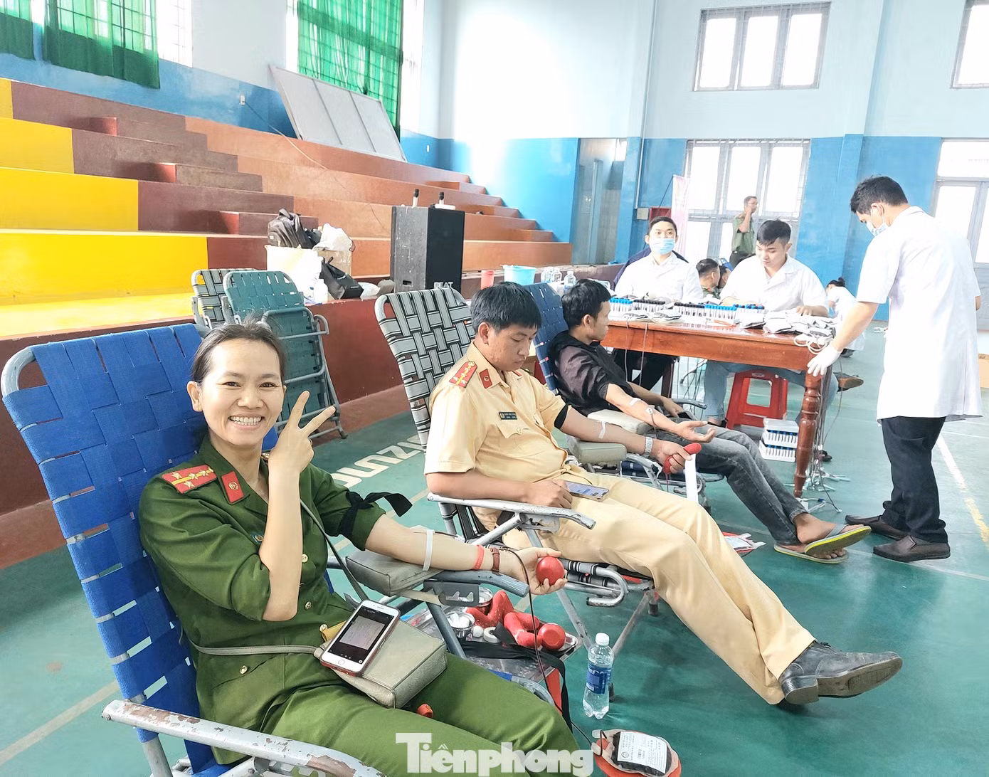 Nữ chiến sĩ Công an Đắk Lắk hiến máu Nữ chiến sĩ Công an Đắk Lắk hiến máu