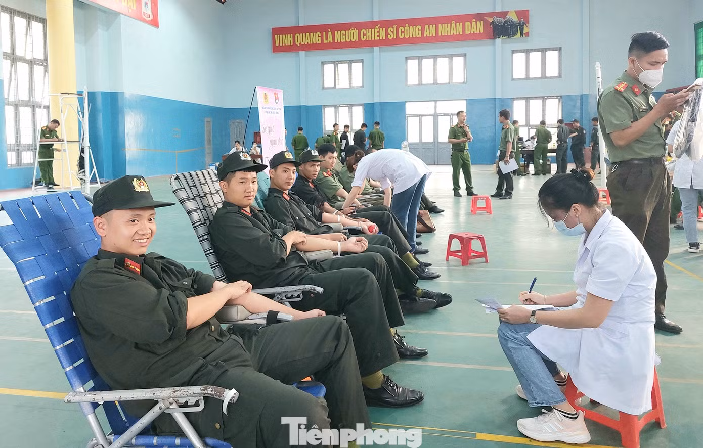 Hiến máu tình nguyện là phong trào rất mạnh của đoàn viên thanh niên Công an tỉnh Đắk Lắk Hiến máu tình nguyện là phong trào rất mạnh của đoàn viên thanh niên Công an tỉnh Đắk Lắk