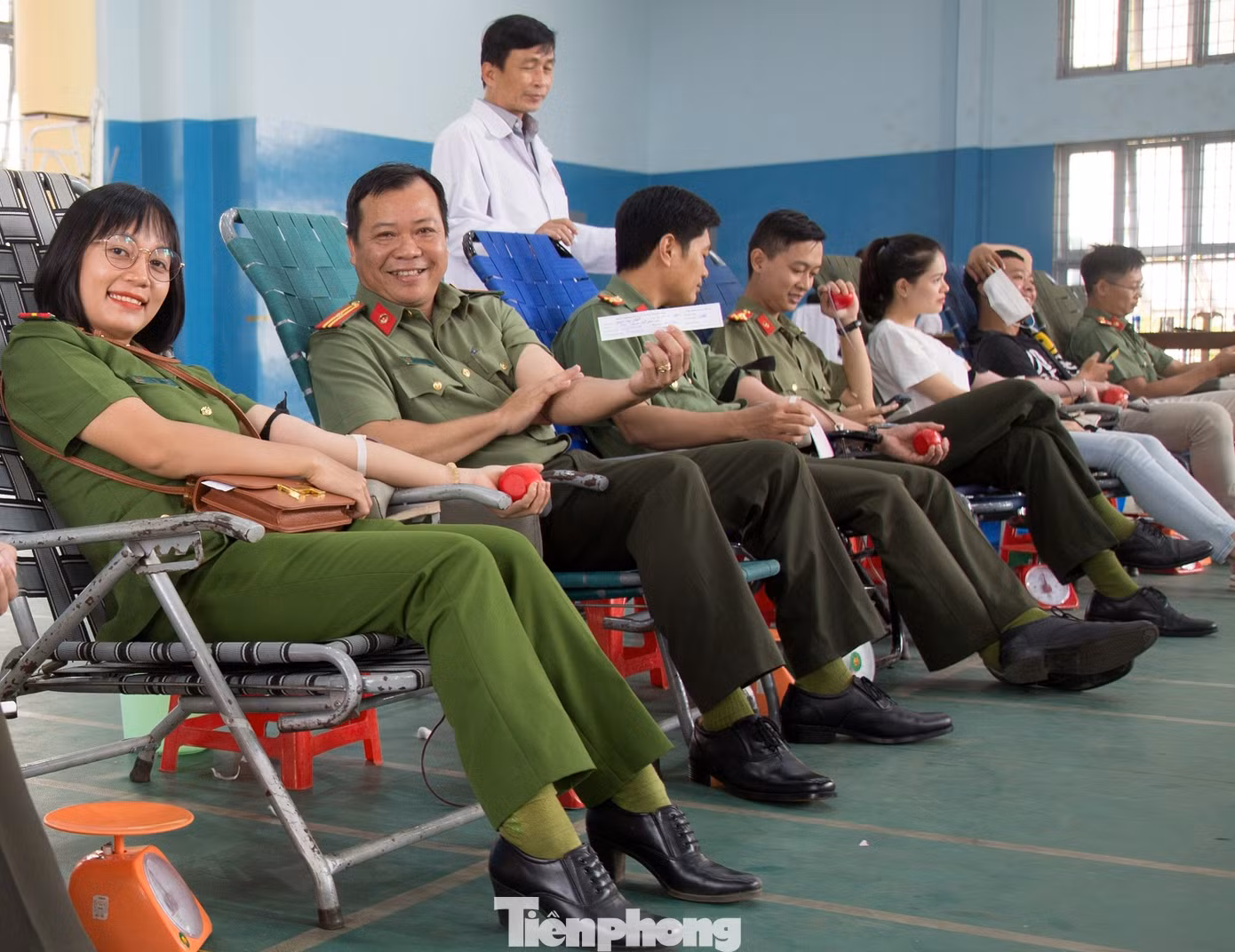Cán bộ, chiến sĩ Công an Đắk Lắk tham gia hiến máu Cán bộ, chiến sĩ Công an Đắk Lắk tham gia hiến máu