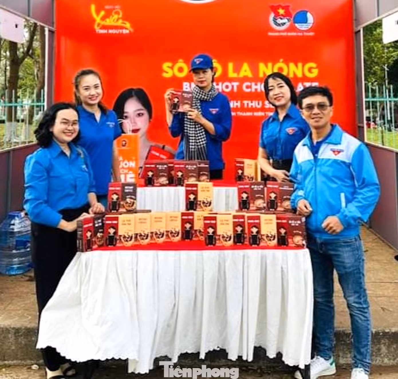 Chương trình phố cà phê đồng giá 10 nghìn đồng gây quỹ trao học bổng cho học sinh nghèo khó.