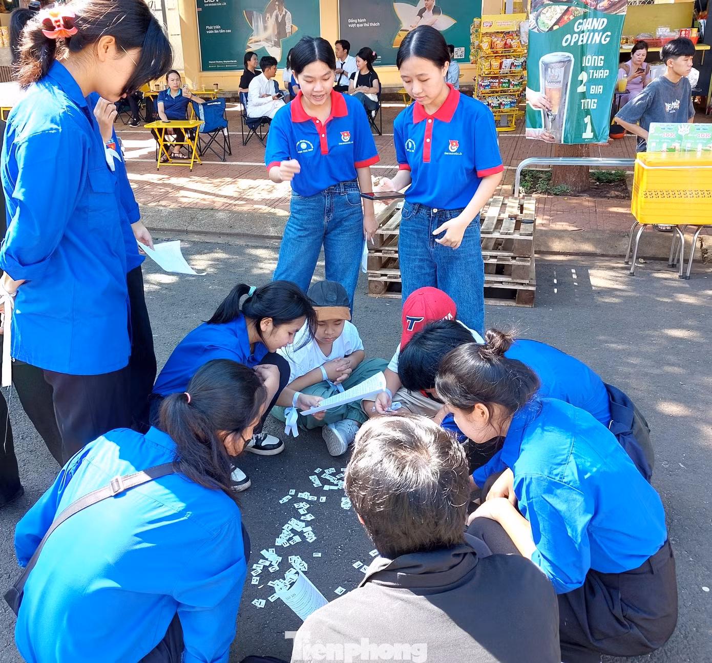 Ngoài ra, sân chơi ngoại ngữ “Bạn là người chiến thắng” thu hút hơn 50 học sinh, sinh viên đăng ký và được chia thành các đội, cùng nhau trải qua nhiều trạm trò chơi.