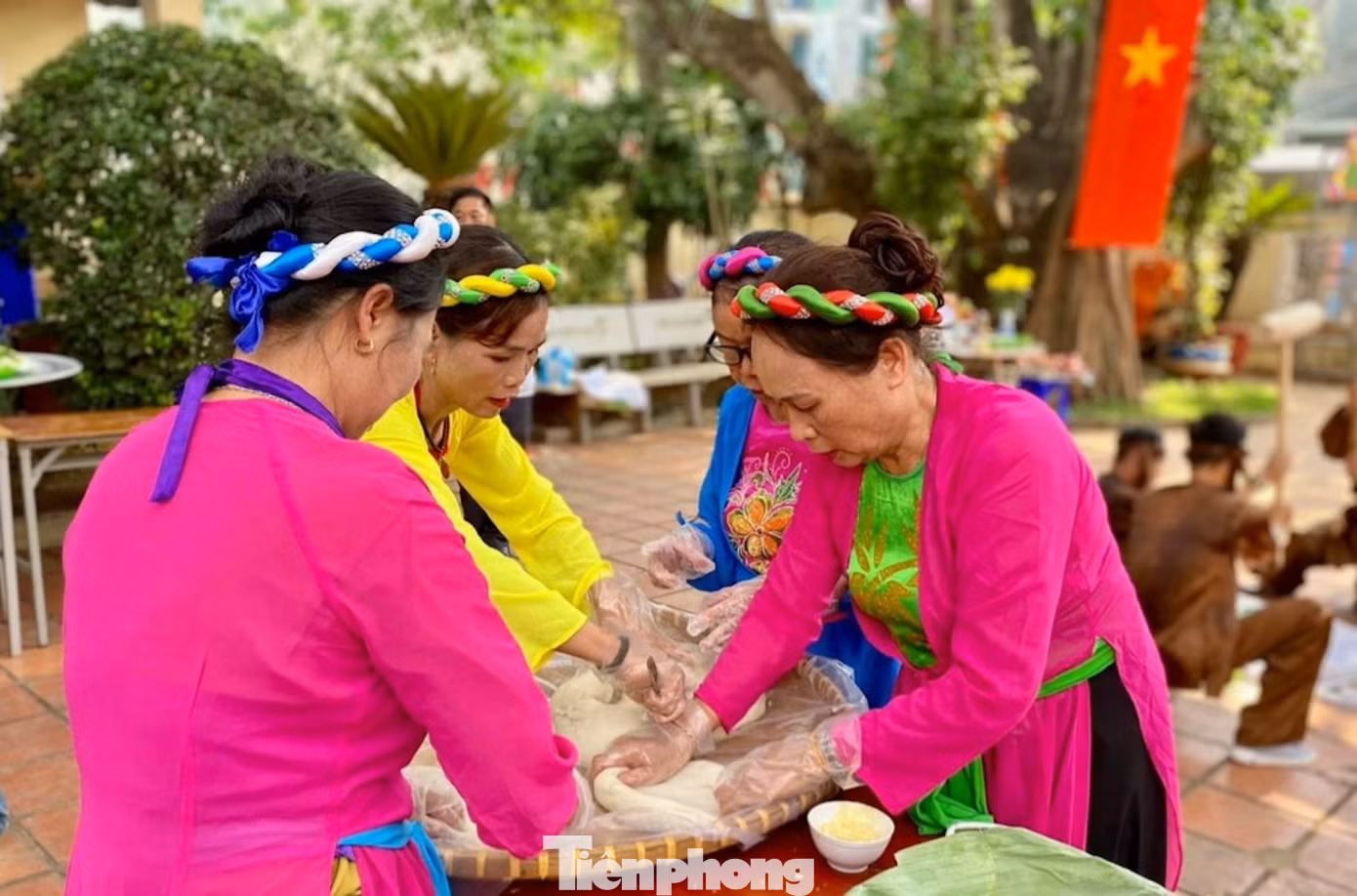Các nghệ nhân giã bánh giầy. Các nghệ nhân giã bánh giầy.